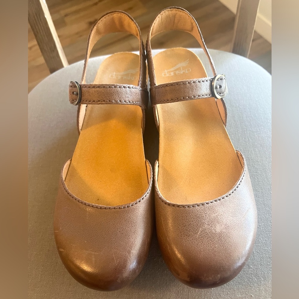 Dansko Tiffani closed toe sandals / clogs. Size 40 (9) Worn twice, EUC.